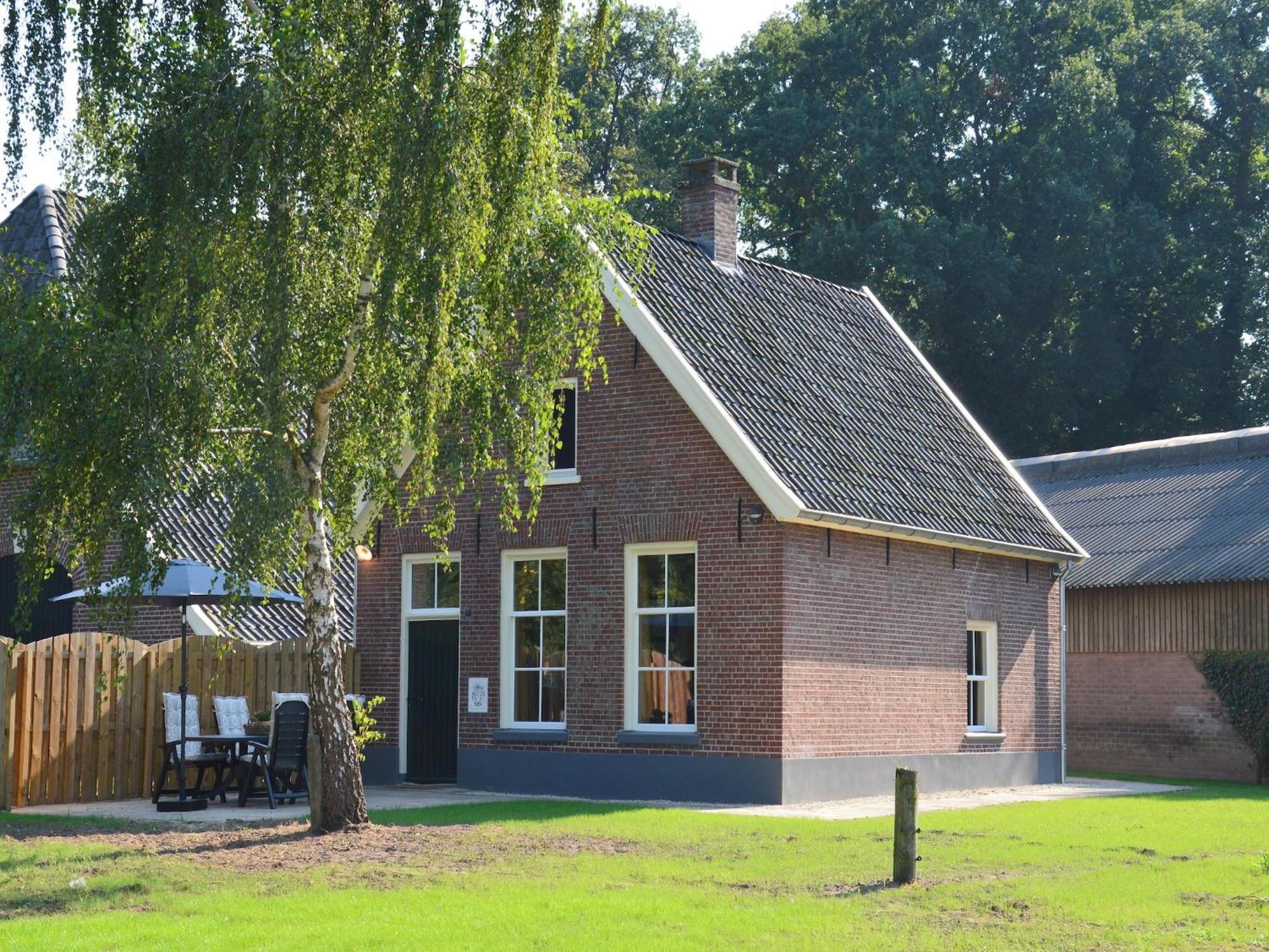 Quaint Farmhouse In Geesteren With Meadow View Eksteriør billede