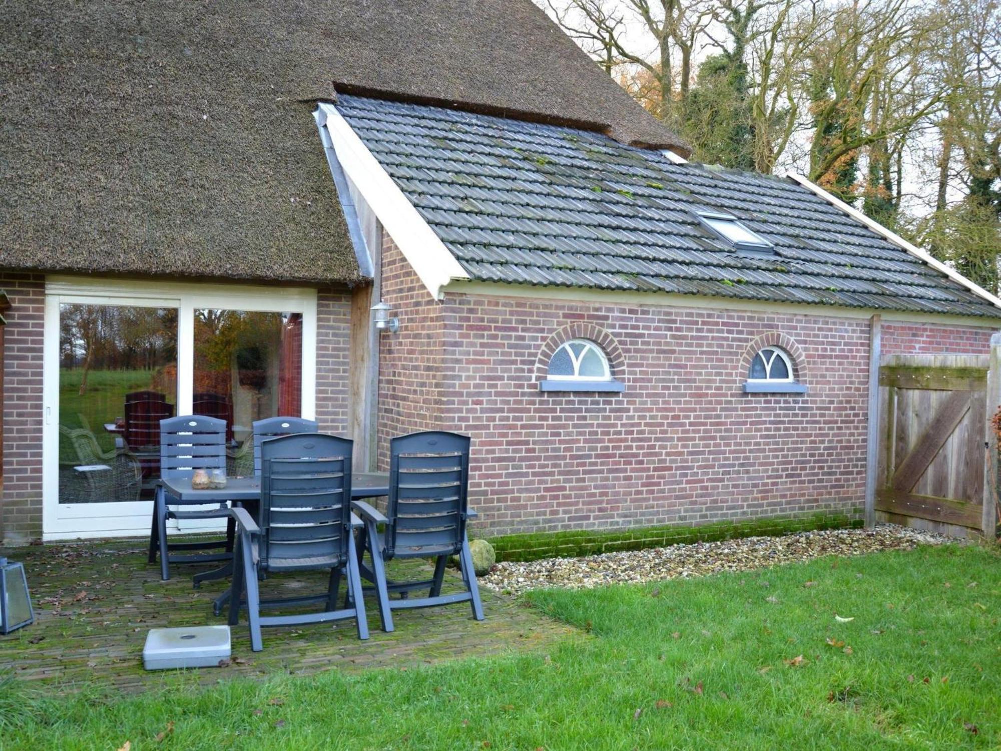 Quaint Farmhouse In Geesteren With Meadow View Eksteriør billede