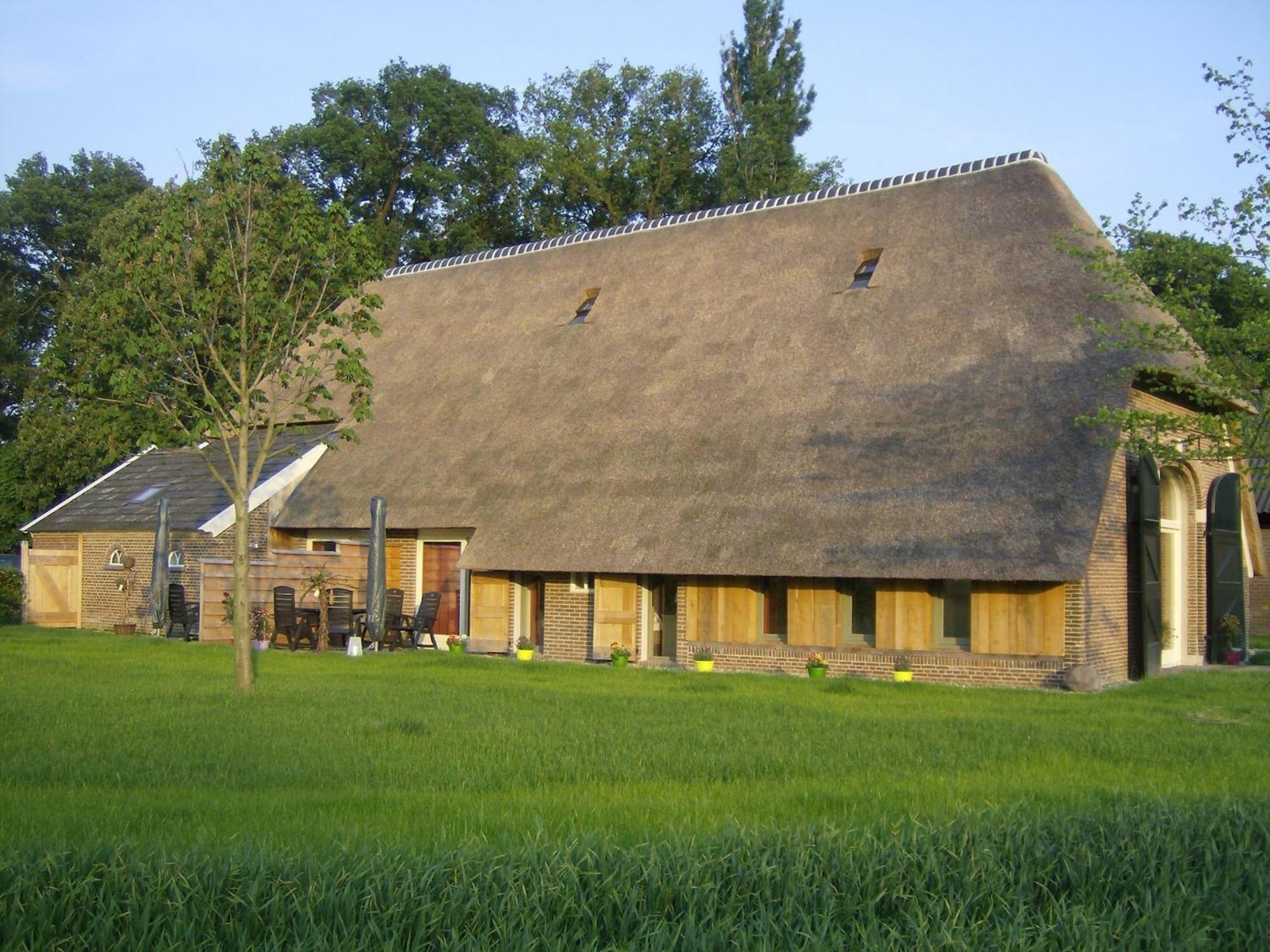 Quaint Farmhouse In Geesteren With Meadow View Eksteriør billede