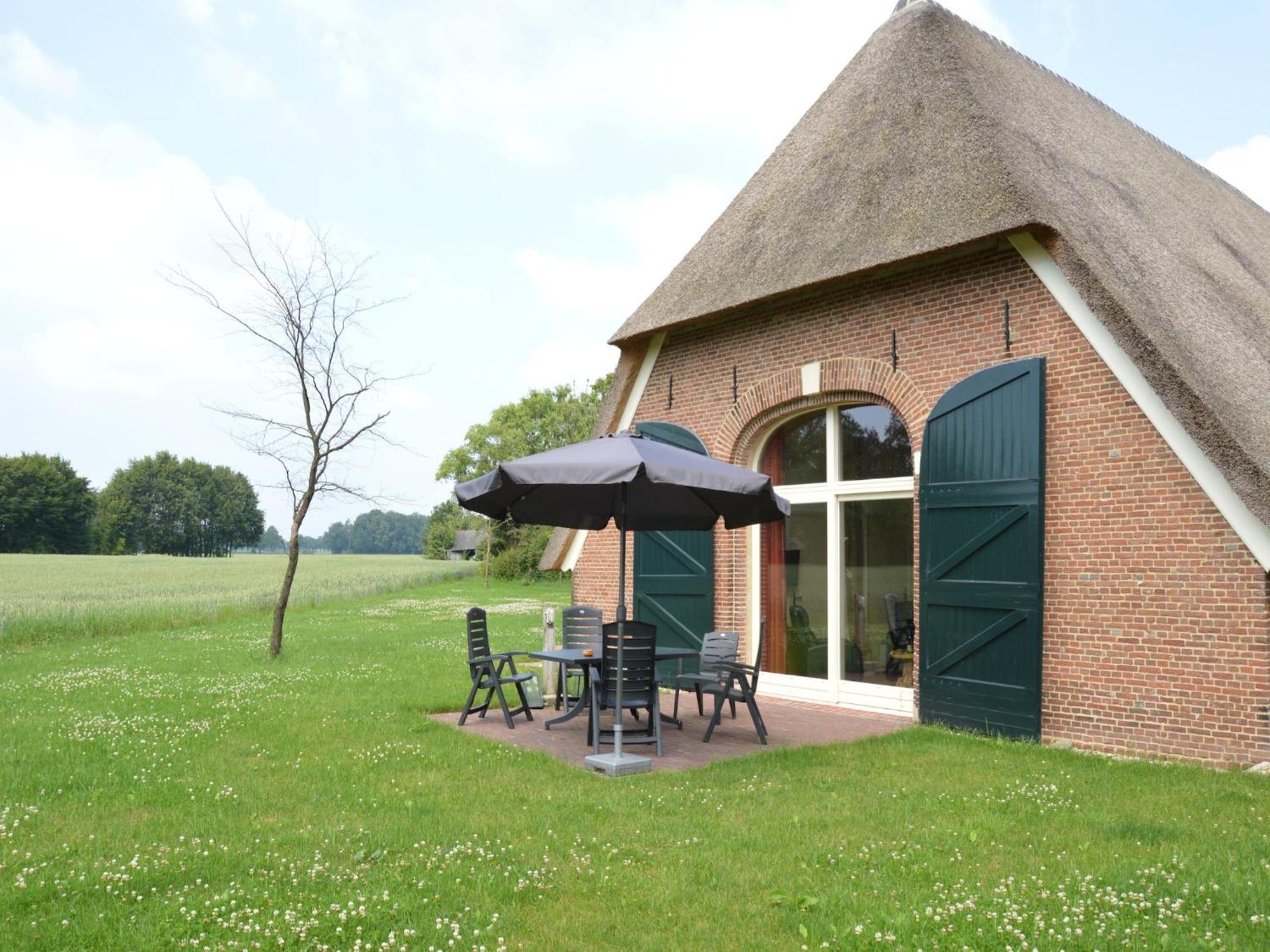 Quaint Farmhouse In Geesteren With Meadow View Eksteriør billede